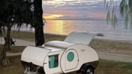 Gidget Retro Teardrop Camper o zachodzie słońca - zdjęcie 1